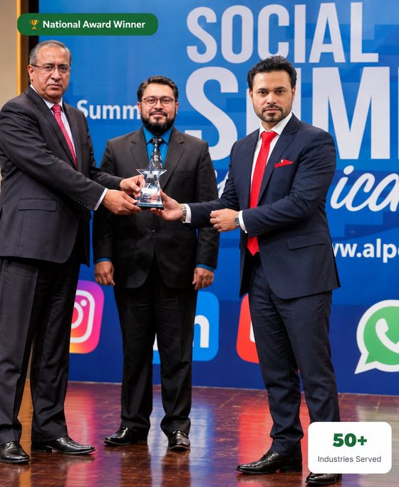 Junaid Tariq receiving a National Award at the Social Media Summit & iCon Awards