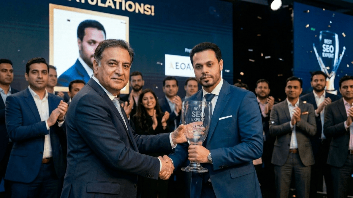 Junaid Tariq receiving Best Digital Marketing Award