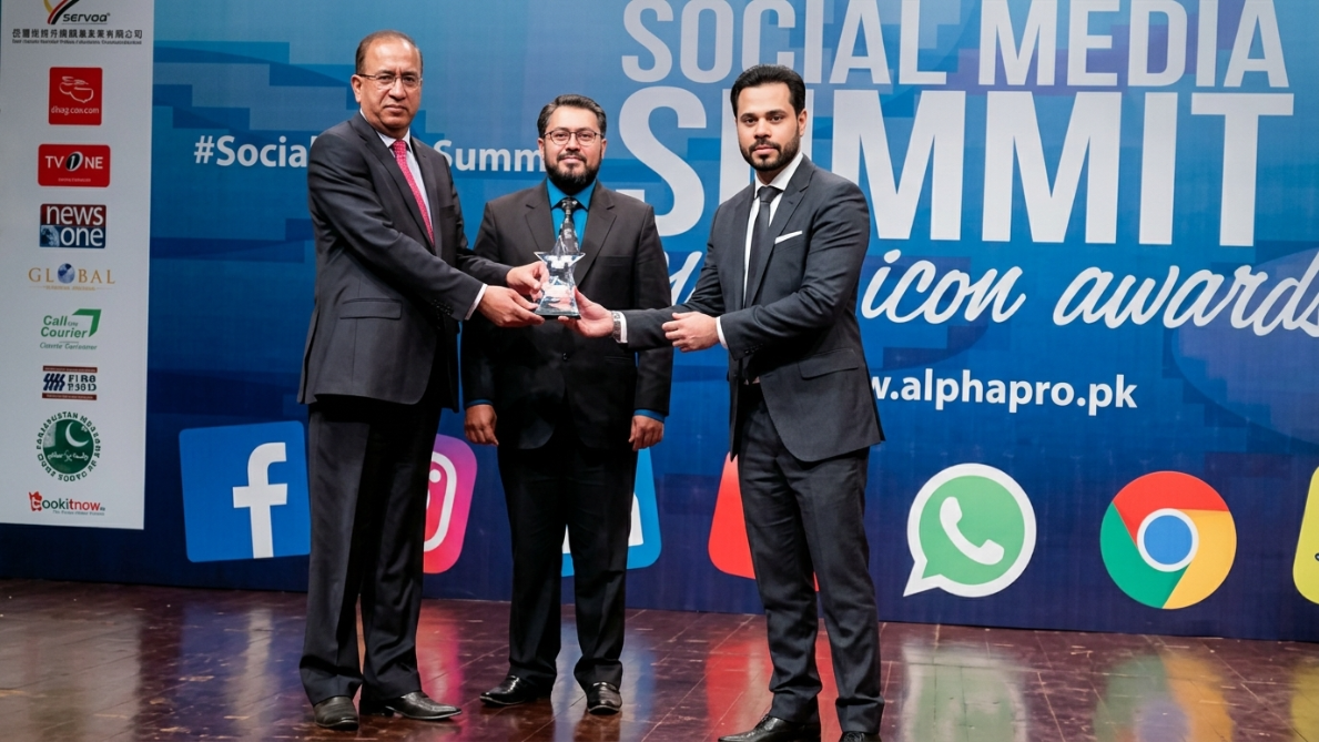 Junaid Tariq receiving National Award — Social Media Summit & iCon Awards